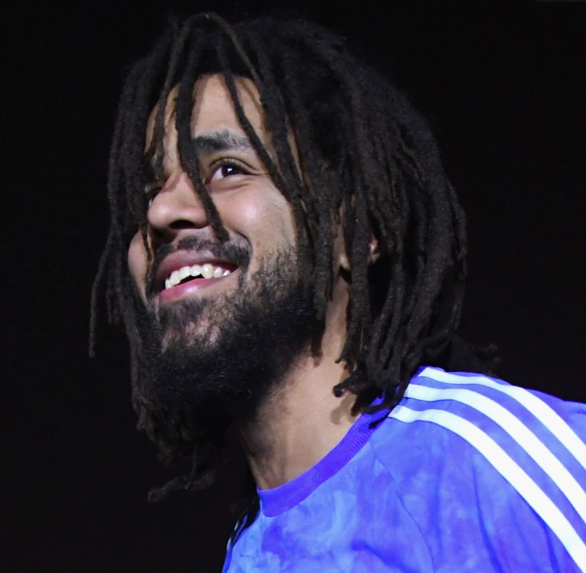 sonrisa de j cole en 2018