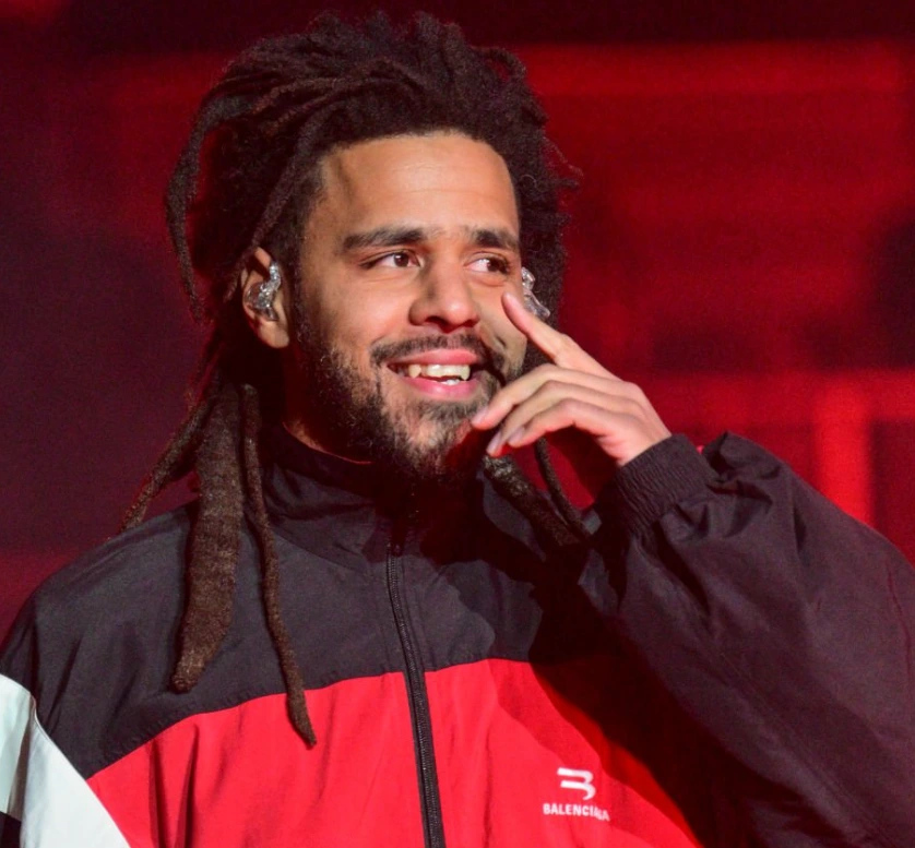 sonrisa de j cole en 2024