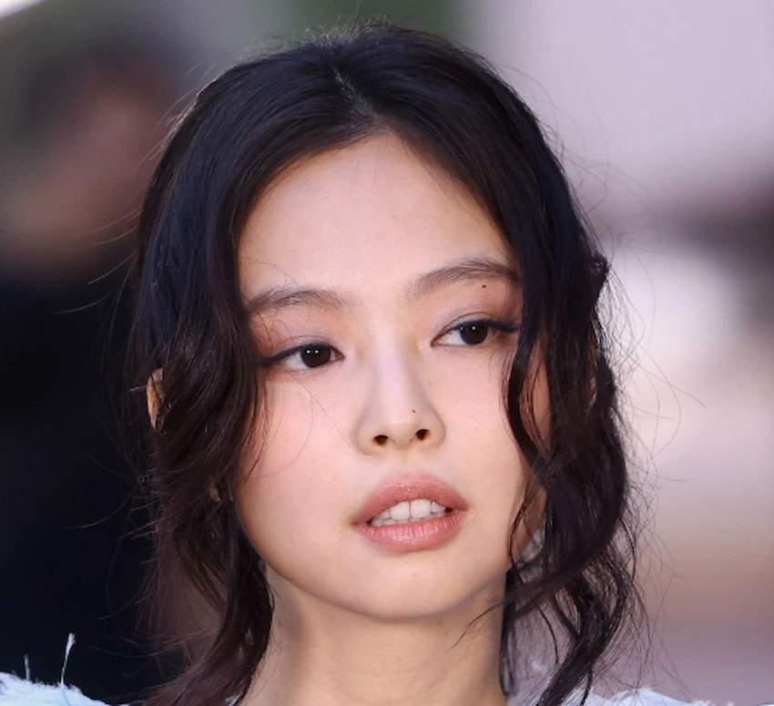 jennie kim teeth 2025