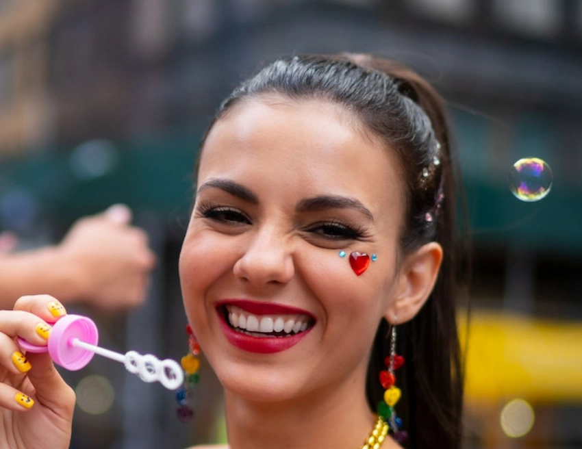 dientes victoria justice 2020