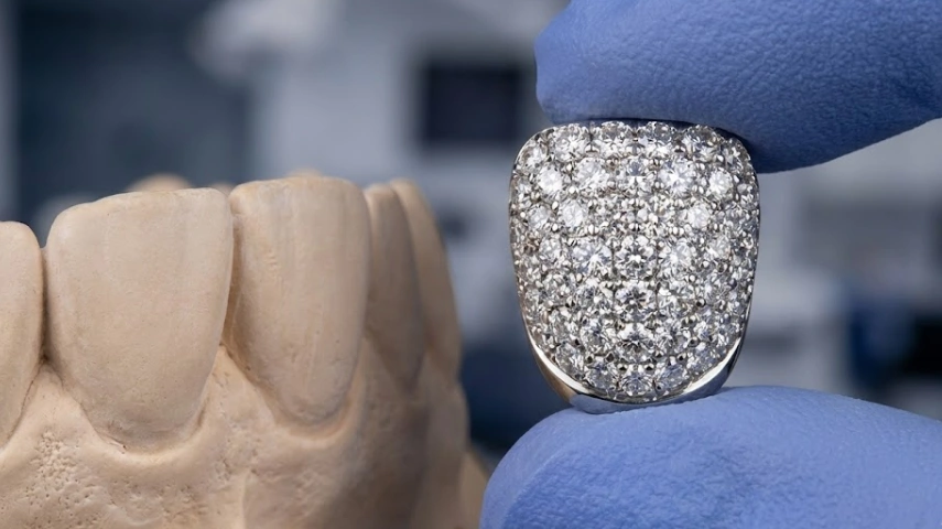 artimo deimanto karūnos maketas laboratorijoje