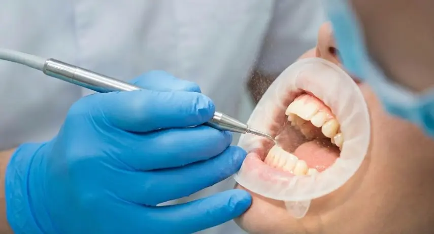 dentist-performing-ultrasonic-scaling-procedure