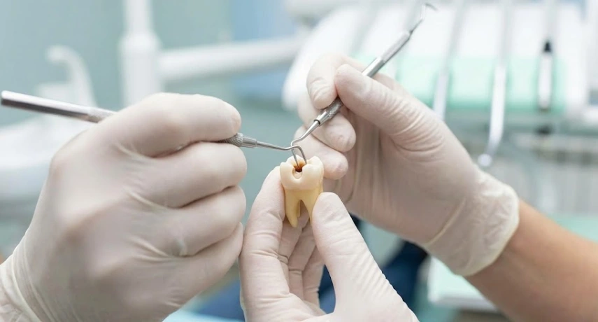 Zahnarzt behandelt einen Milchzahn in einer Klinik