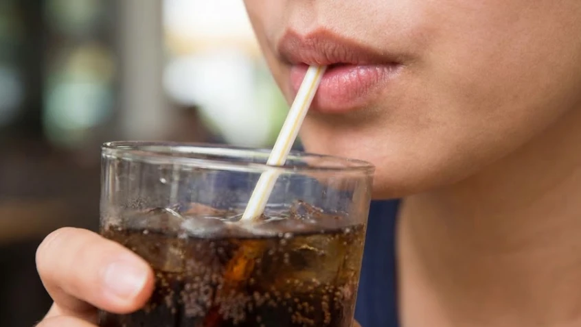 le bevande acide causano erosione dello smalto