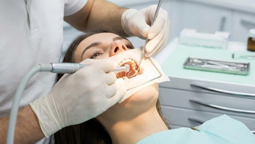 tandarts die werkt aan de tanden van patiënten