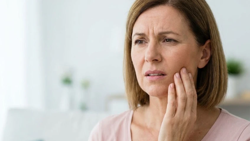 ασθενής που βιώνει πόνο στη γνάθο