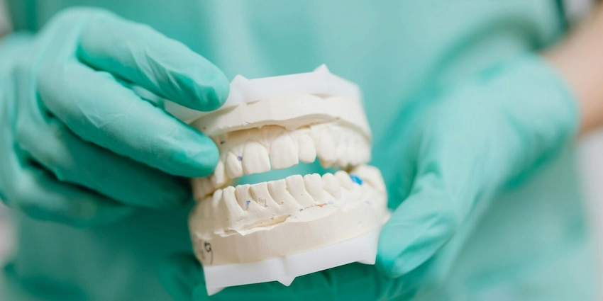 el adhesivo para pr&oacute;tesis dentales causa n&aacute;useas