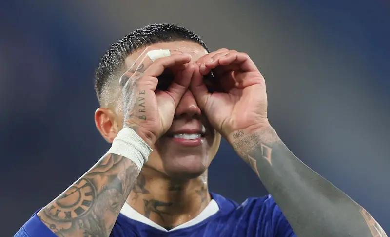 enzo fernandez teeth in 2025