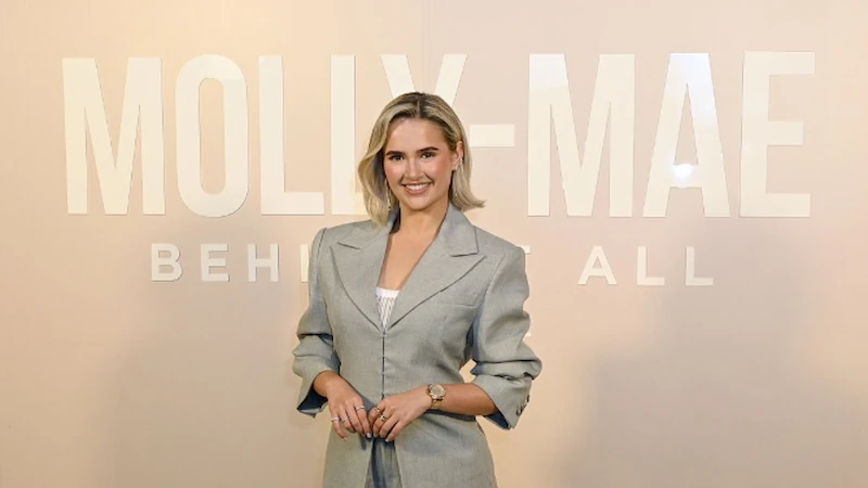 molly mae hague hollywood smile