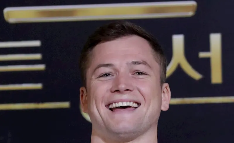 denti di taron egerton 2017 denti di taron egerton 2017