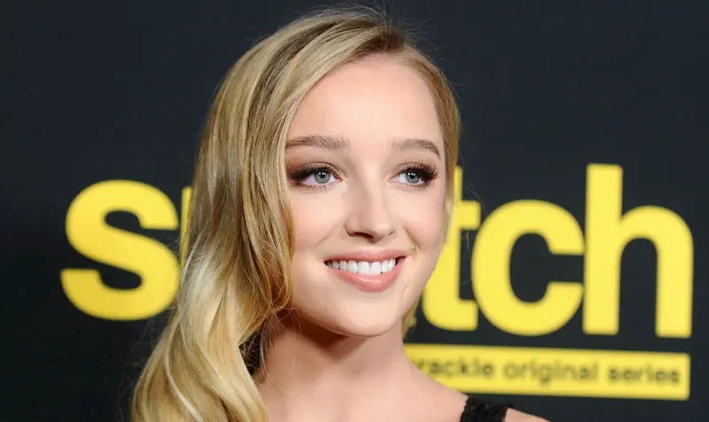 phoebe dynevor teeth in 2017