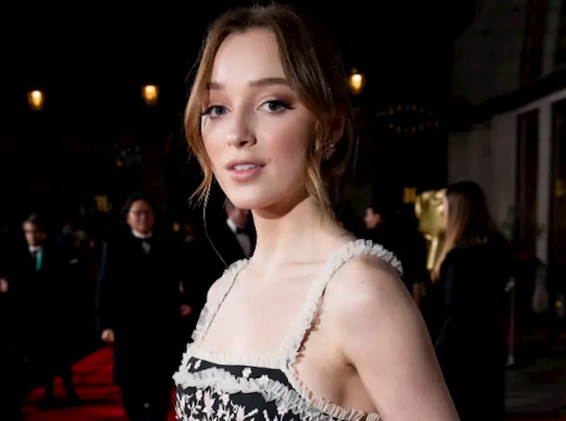 phoebe dynevor teeth in 2020