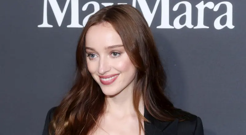 phoebe dynevor teeth in 2023