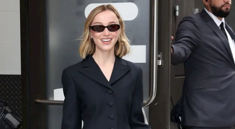 phoebe dynevor teeth in 2026