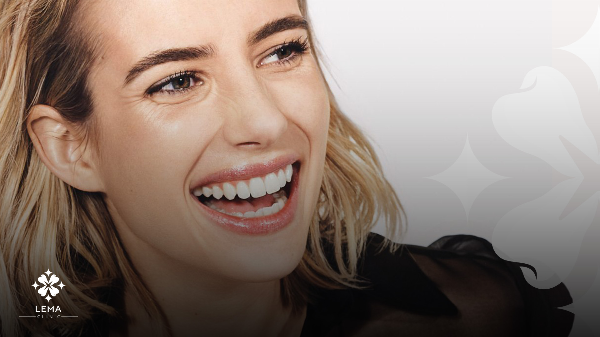 EMMA ROBERTS ابتسامة النجاح على السجادة الحمراء