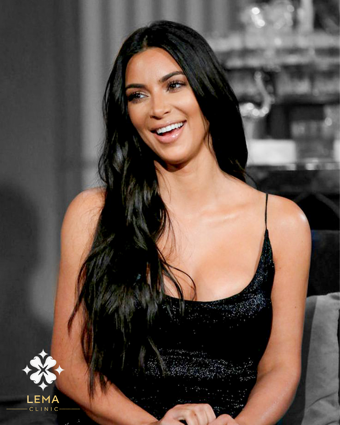 Kim Kardashian zâmbetul