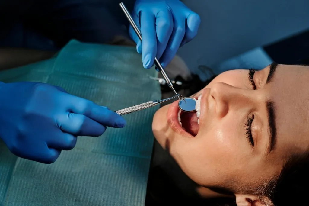 come riparare un dente scheggiato in modo naturale