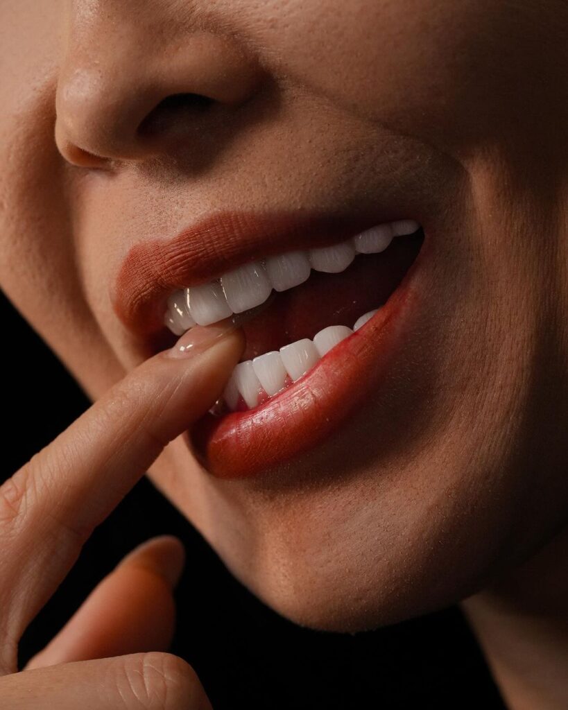 pełne protezy i implant dentystyczny
